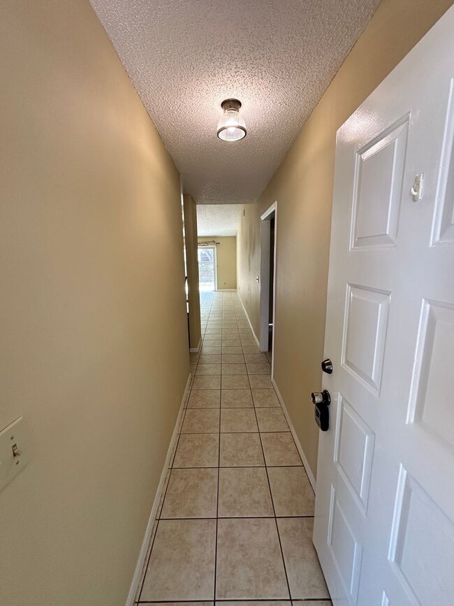 Foto del edificio - Nice 2/1.5 Duplex Located Across From St. ...