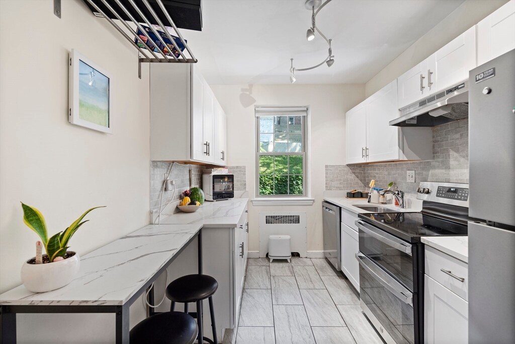 Primary Photo - 1496 Beacon St