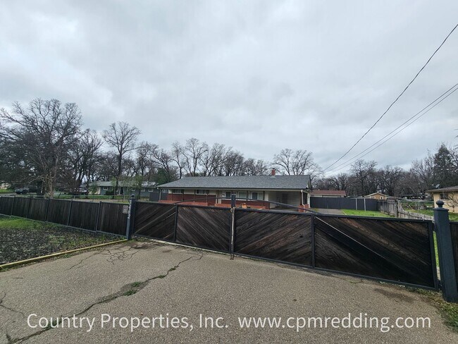 Foto del edificio - Renovated Gated House on an Acre with Detached Shop in Cottonwood!