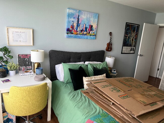 Building Photo - 6157 N Sheridan Rd