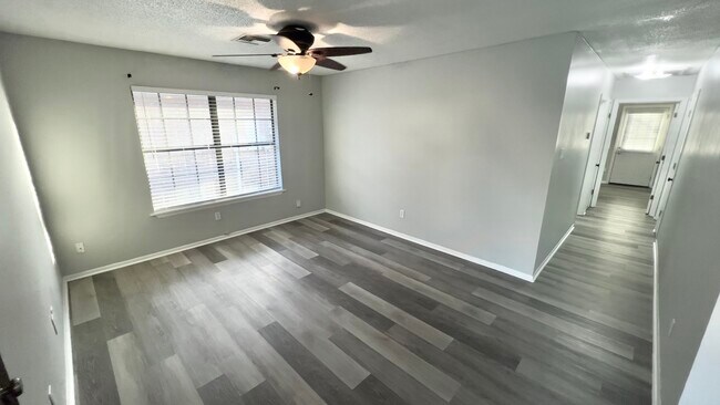 Foto del edificio - 313 Titan Dr