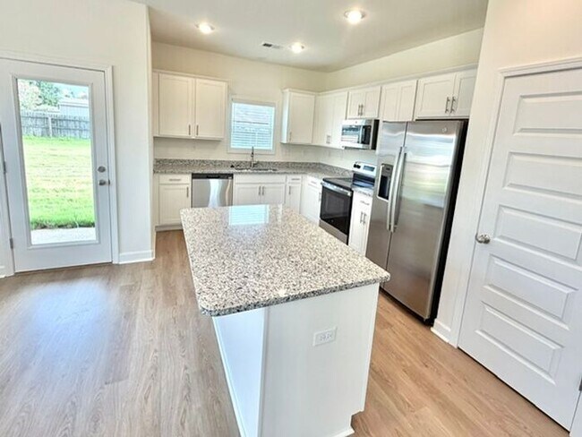 Foto del edificio - Now Leasing a 4-bedroom 3 bath home in Oakland, TN