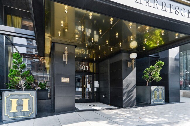 Building Photo - INDULGE IN LUXURIOUS CITY LIVING WITH THIS...