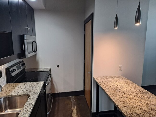 Stunning Urban High-Rise | 1-1 BR - craigslist - High Rise Industrial Loft Penthouse Apartments For Rent