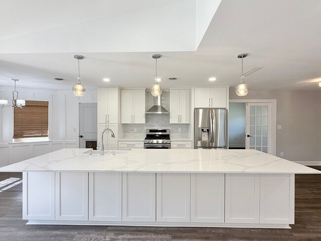 Foto del edificio - Beautiful 4 Bedroom Pool Home - Scenic Hei...