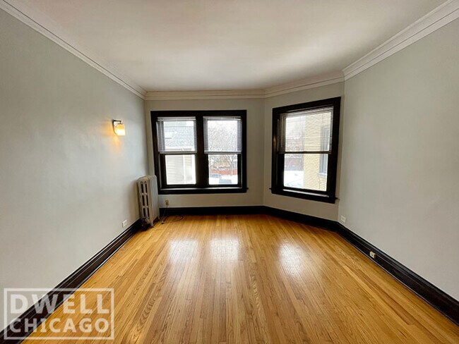 Building Photo - 1911 W Larchmont Ave