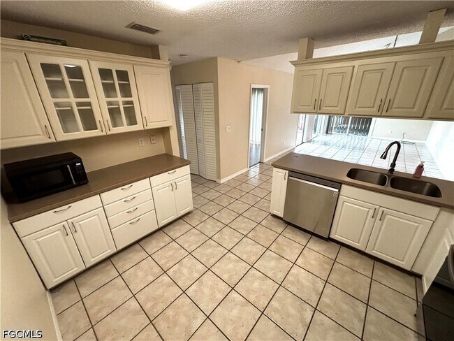 Foto del edificio - 5660 Foxlake Dr