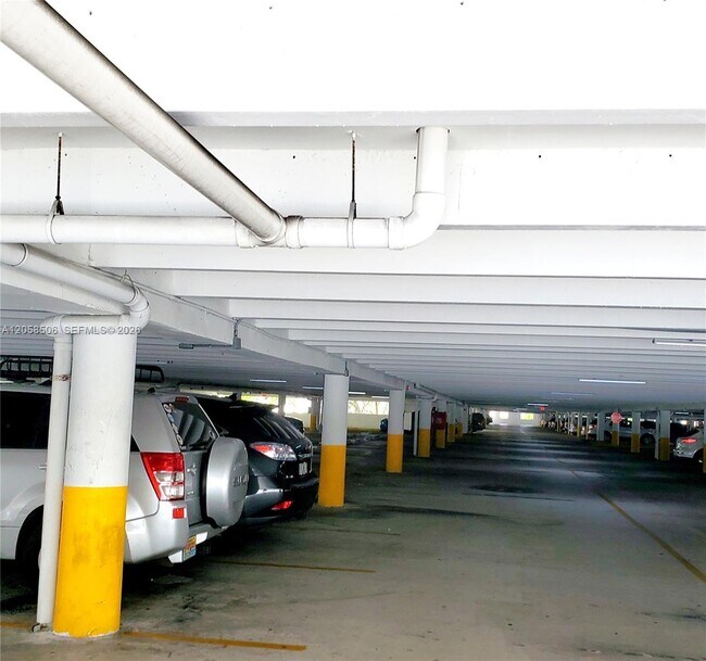 Foto del edificio - 17021 N Bay Rd