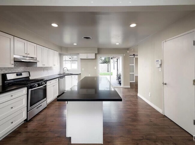 Foto del edificio - 3708 Stokes Ave