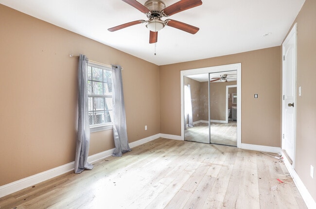 Building Photo - 517 Thompson St