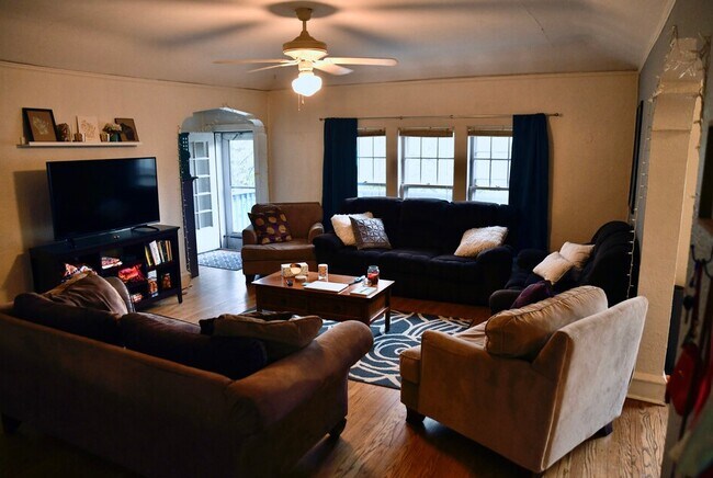 Large living room - 1502 N Marshall St
