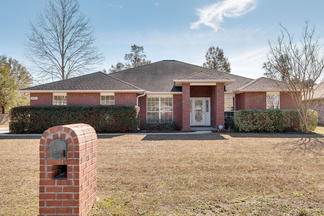 Foto principal - Elegant 4-Bedroom Home in Desirable Tangle...