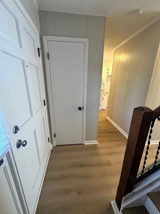 Building Photo - Beautiful 2 Bedroom 1.5 Bath Townhome Near...