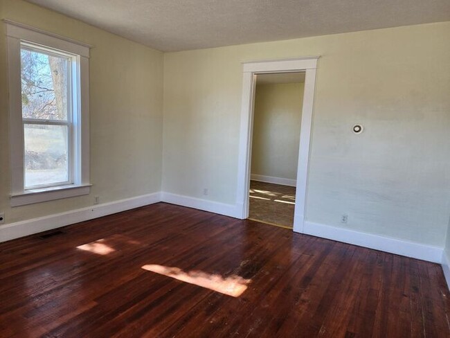 Building Photo - 2 Bedroom Home in the Country