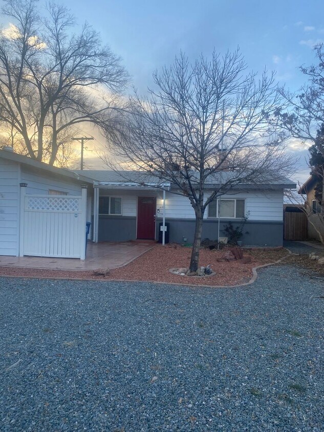 Foto principal - Beautiful 3bd home in NE Heights