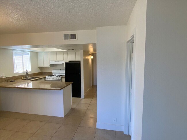 Foto del edificio - 3 Bedrooms 2 Bathrooms Apartment for Rent!