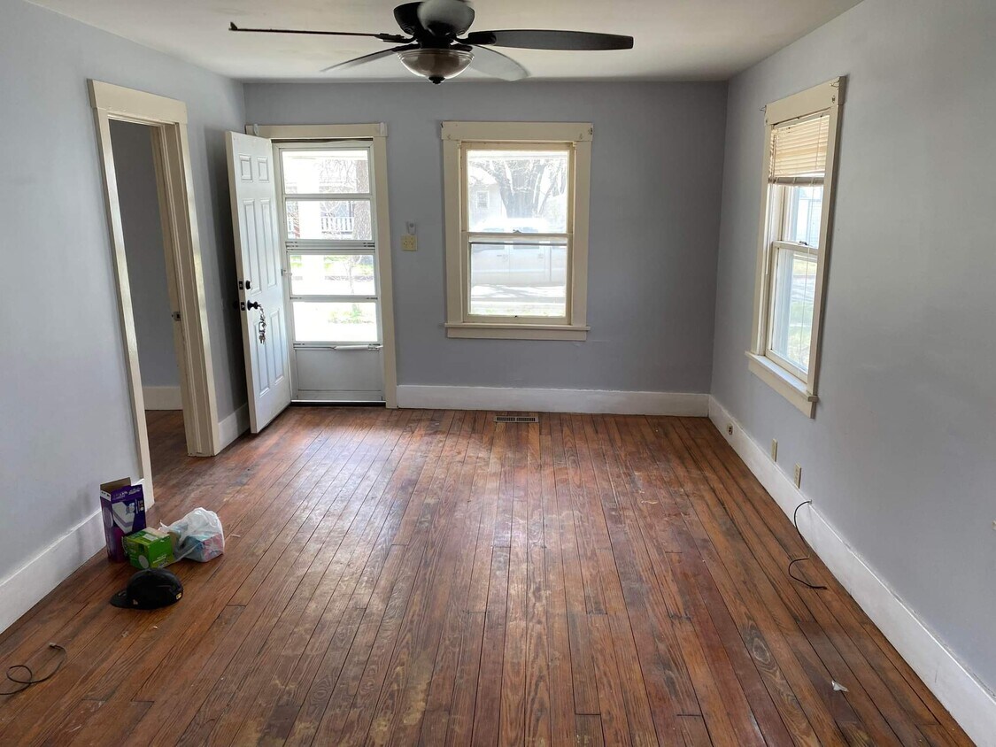 Living room - 304 E 8th Ave