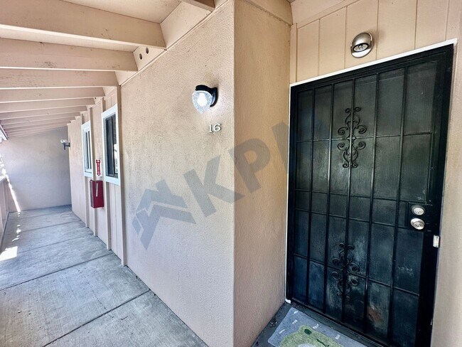 Building Photo - Gated Upstairs Lakeview 2-Bedroom 1-1/4 Ba...