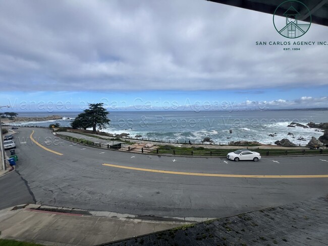 Foto del edificio - Two Bedroom Pacific Grove Penthouse Unit w...