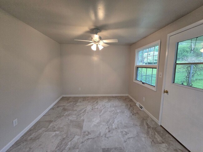 Foto del edificio - Beautiful 3 Bedroom Split Entry - Plum School District - AVAILABLE NOW