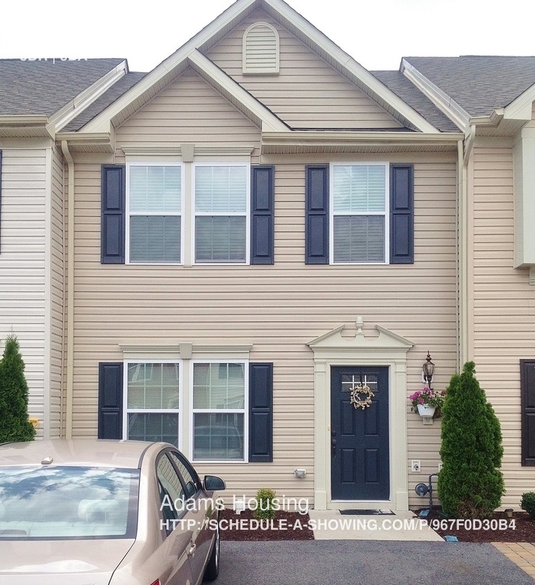 Primary Photo - Fully Loaded Town Home in Cedar Commons