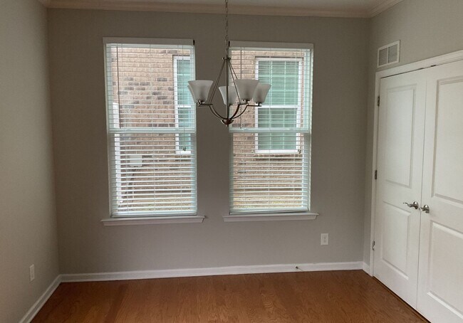 Foto del edificio - Three Bedroom Townhome Available Now!!