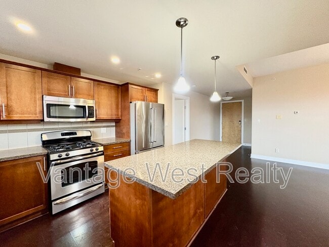 Building Photo - 1160-1160 Bernard Ave