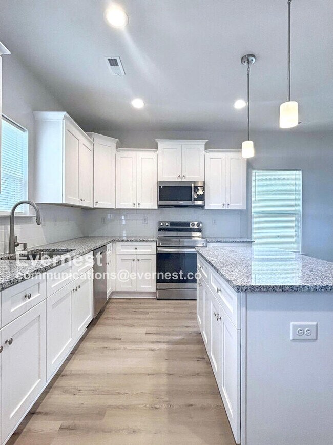 Building Photo - 3 Bed, 2 Bath Home with Off-Street Parking / Pet-Friendly / Vouchers Accepted / Coming Soon!