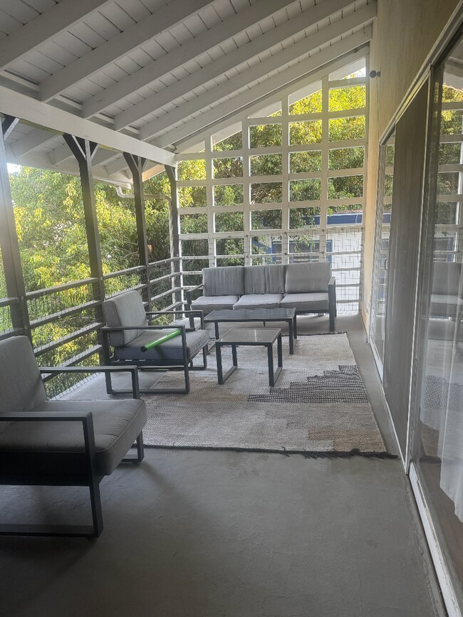 Foto del edificio - 2119 1/2 S Beverly Glen Blvd