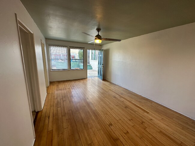 Foto del edificio - 2033 E 4th St