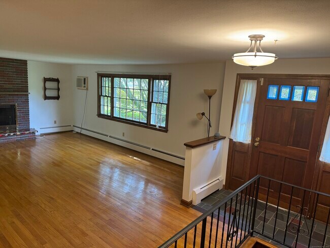 Building Photo - 15 Carriage Dr