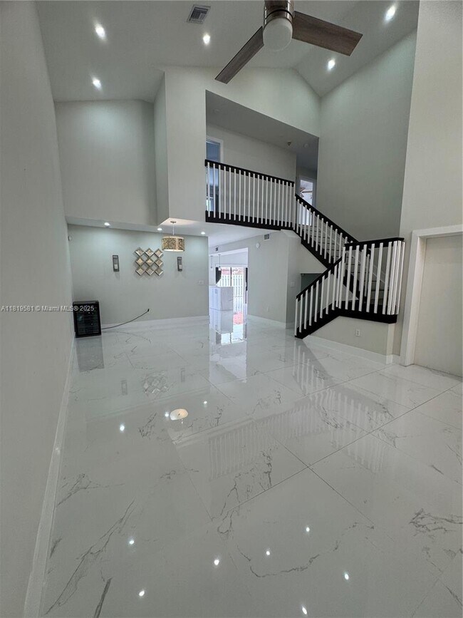 Foto del edificio - 18847 NW 82nd Pl