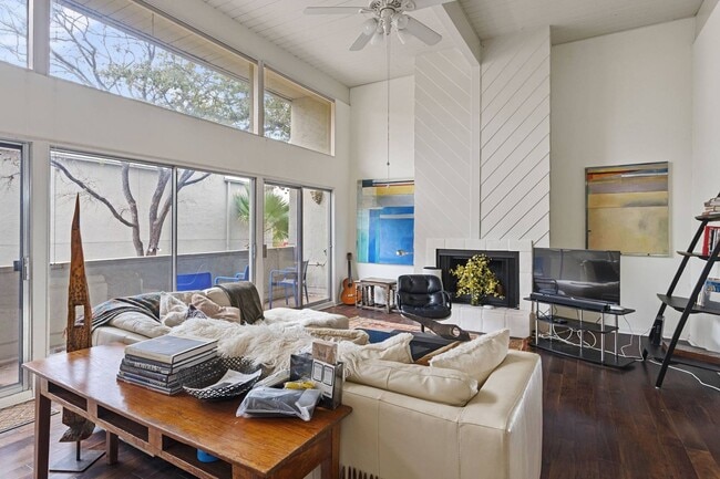 Foto del edificio - FURNISHED 2-BEDROOM TERRELL HEIGHTS CONDO