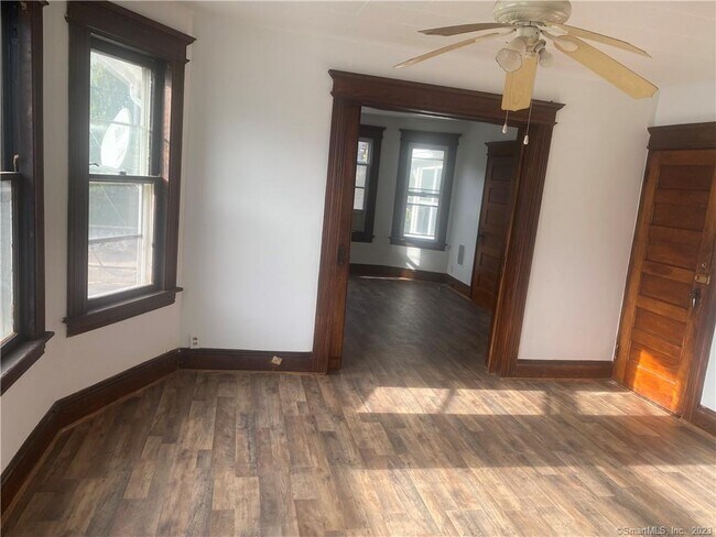 Foto del edificio - 263 Hawley Ave