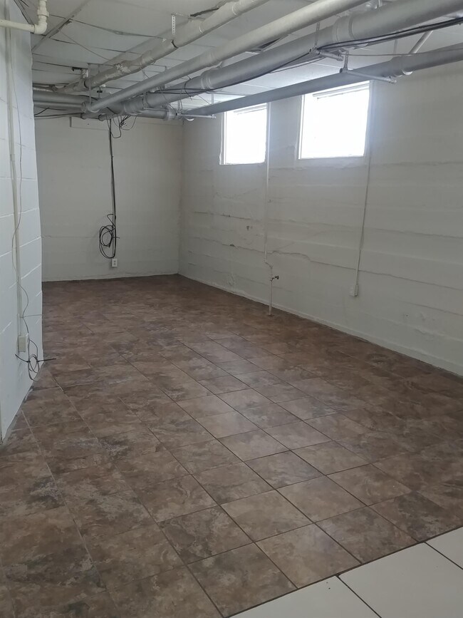 Building Photo - 310 N Elm St