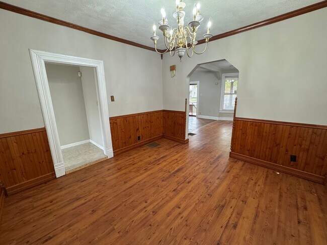 Building Photo - Charming 2 Bed, 1.5 Bath House with Ample ...