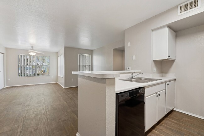 Building Photo - Glen Oaks Apartments