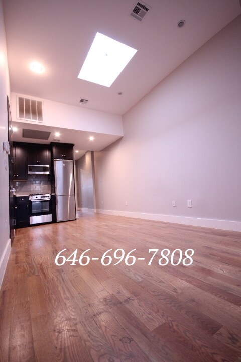 Primary Photo - 605 Onderdonk Ave