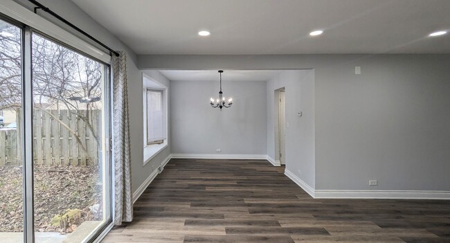 Building Photo - Updated 4 bd 2.5 ba plus a den spacious to...