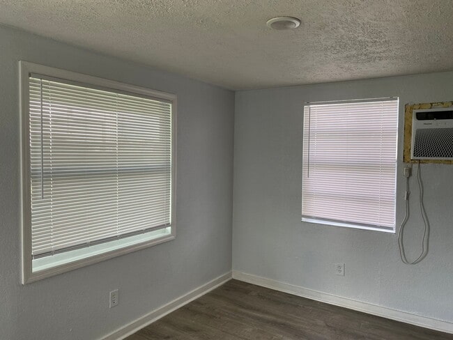 Building Photo - CUTE 2 BEDROOM, 1 BATH HOME FRESHLY PAINTE...