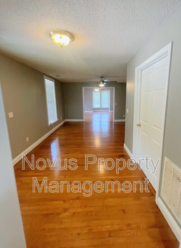 Building Photo - 102 W Lipham St