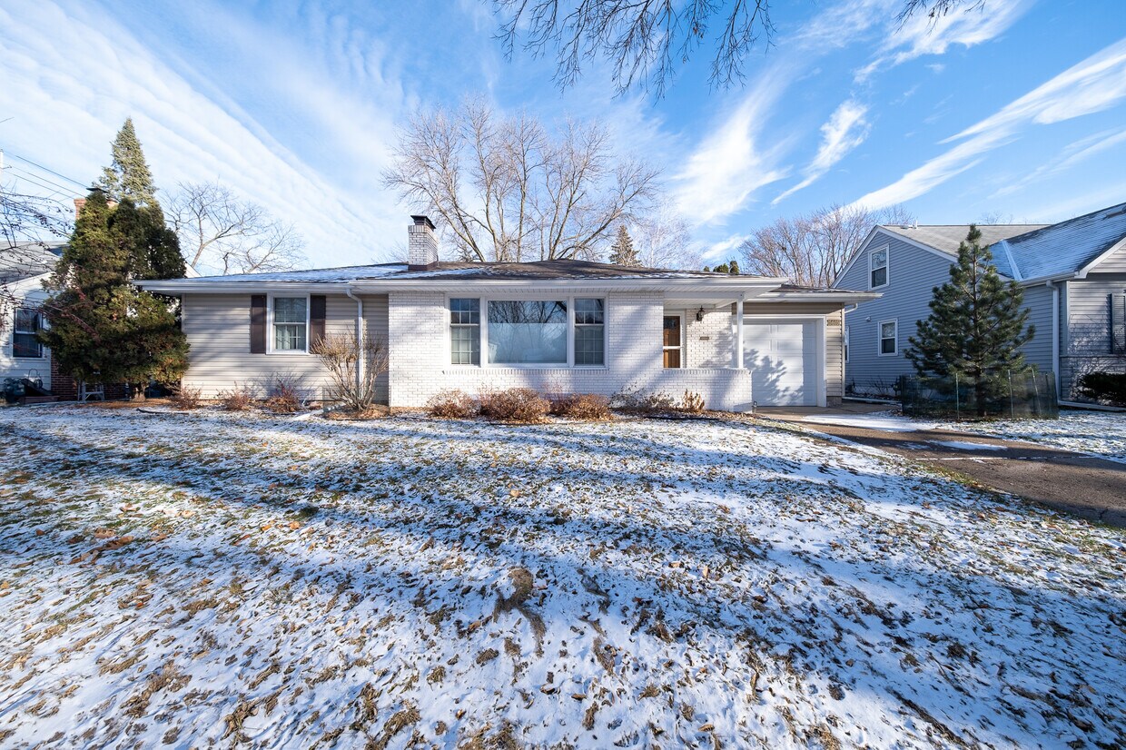 Foto principal - 5605 Newton Ave S