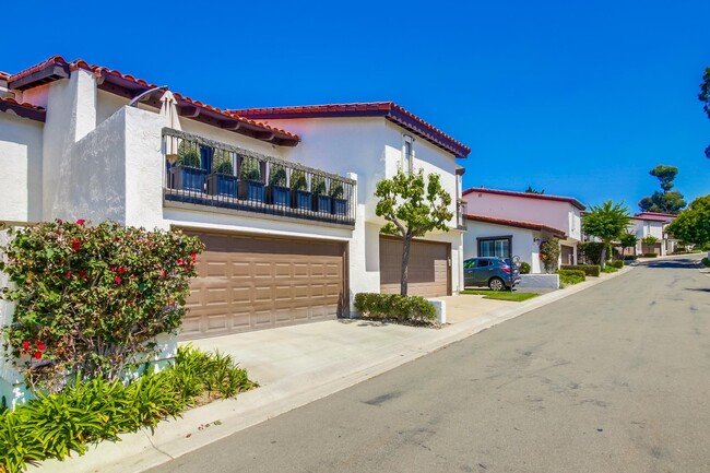 Building Photo - Amazing Solana Beach Home Located On a Lus...