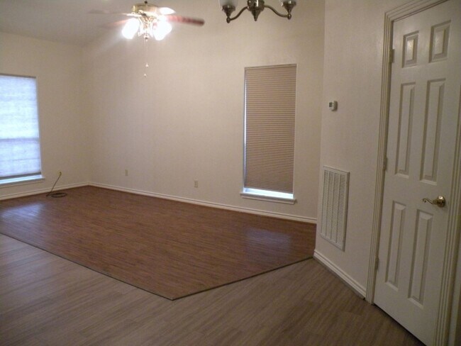 Foto del edificio - 820 Tangle Oaks Dr