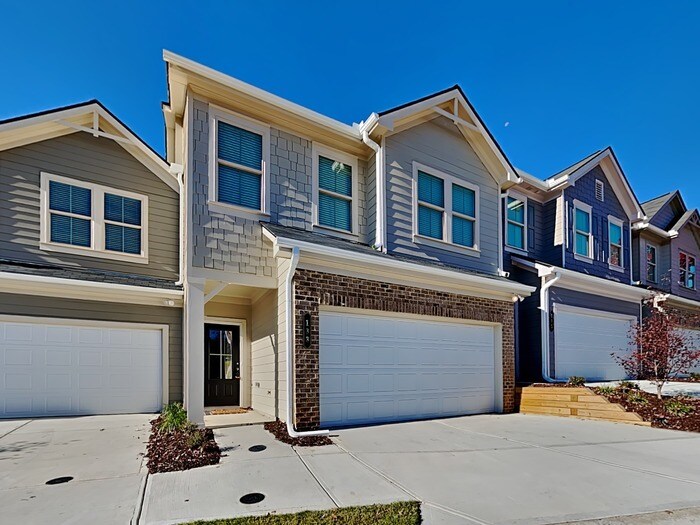 Foto principal - 4 Bedroom Townhome - Move-in special!