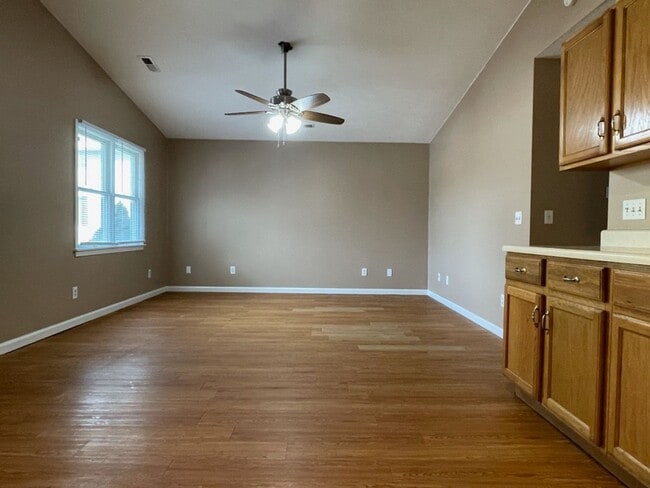Building Photo - Pun-believable Deal: Stunning 3 Bed/1 Bath...