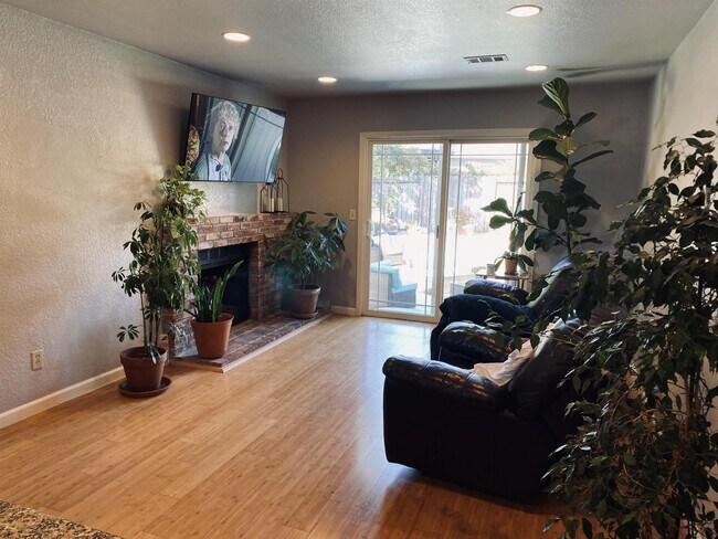 Building Photo - 235 Manka Cir