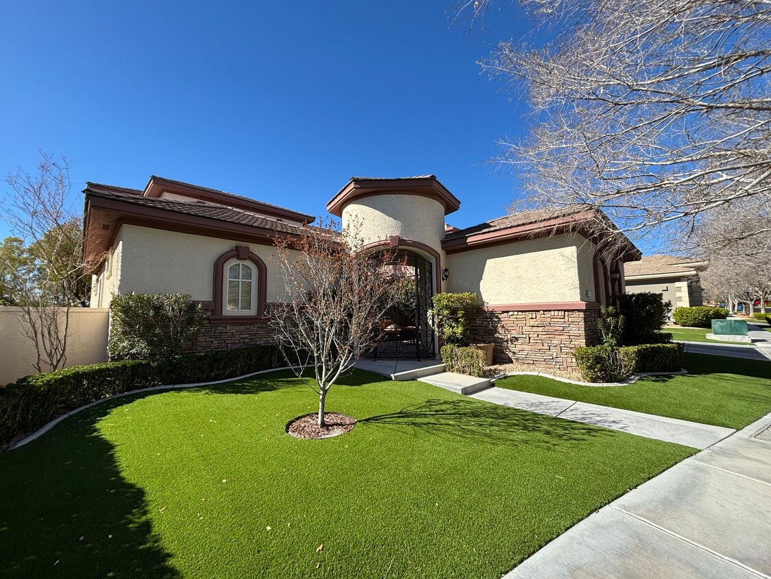 Primary Photo - Gorgeous 4bed/4.5 bath home in Queensridge!