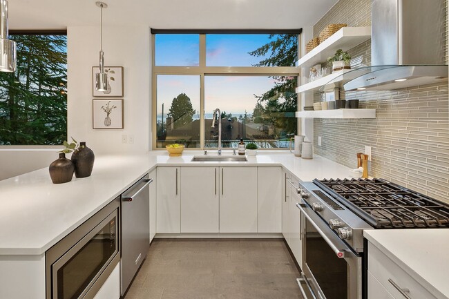 Building Photo - Urban luxury home with Views!