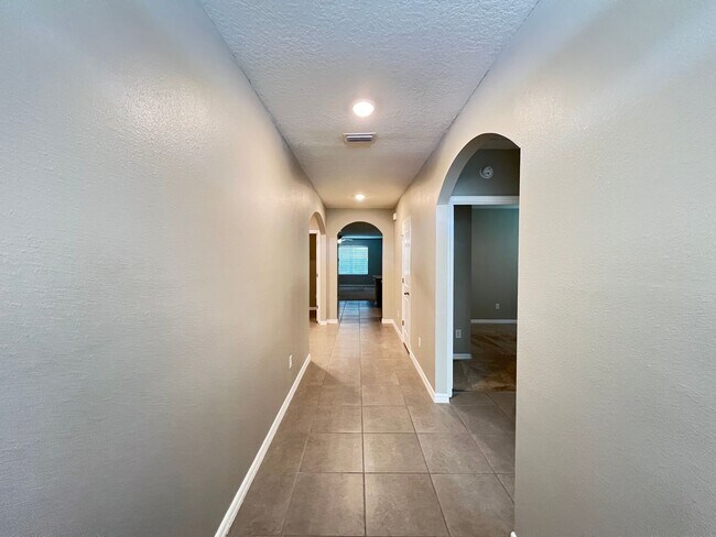Building Photo - AVAILABLE NOW! Amazing 4 Bedroom, 2 Bathro...